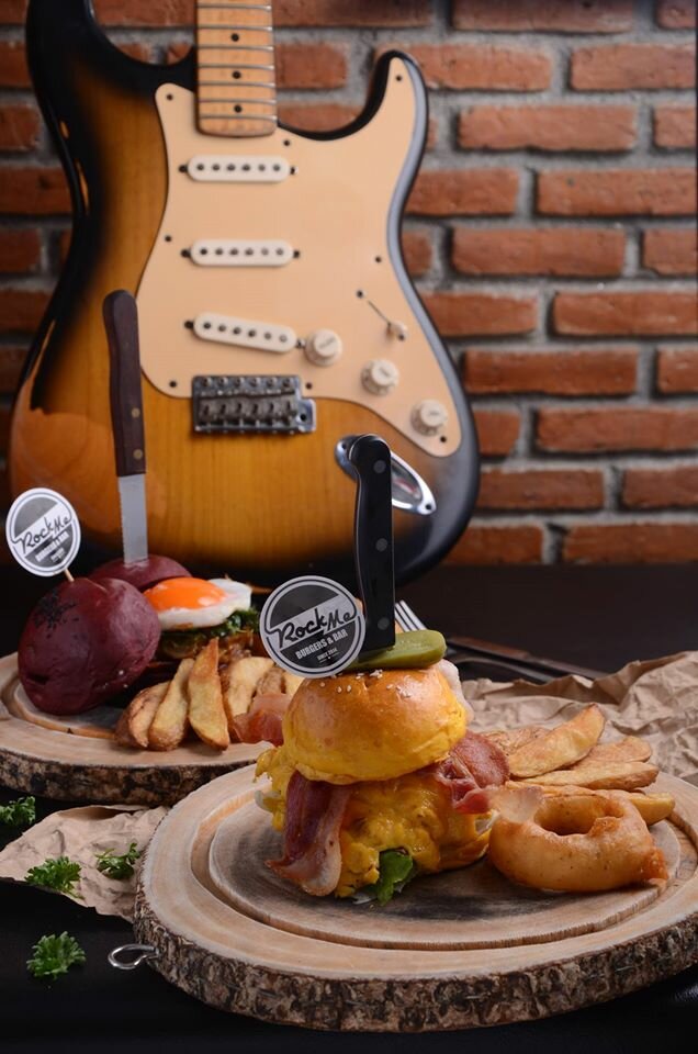 Rock-Me-Burger-and-Bar-09